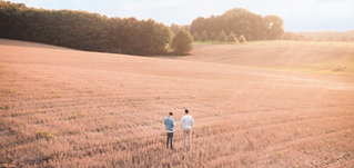 zwei Männer auf Feld